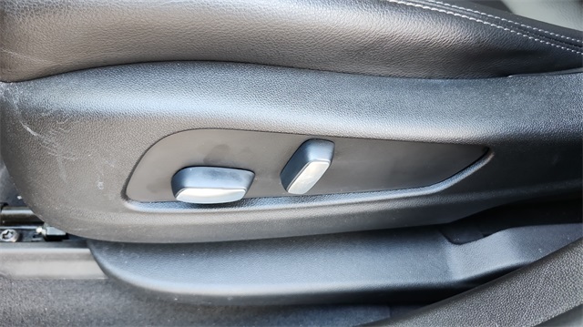 Vehicle image 30 of 42