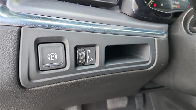 Vehicle image 28 of 42