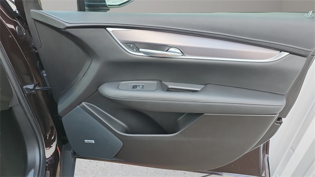 Vehicle image 27 of 42