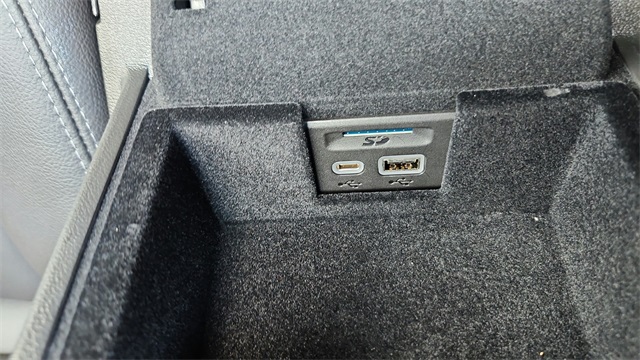 Vehicle image 35 of 42