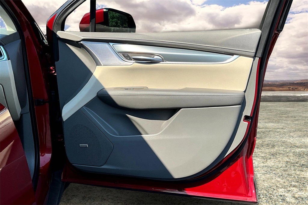 Vehicle image 28 of 30
