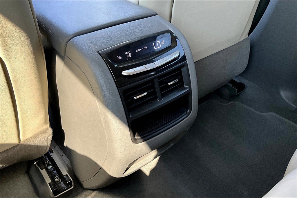 Vehicle image 23 of 30