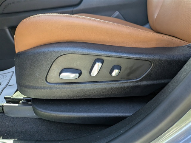 Vehicle image 21 of 32