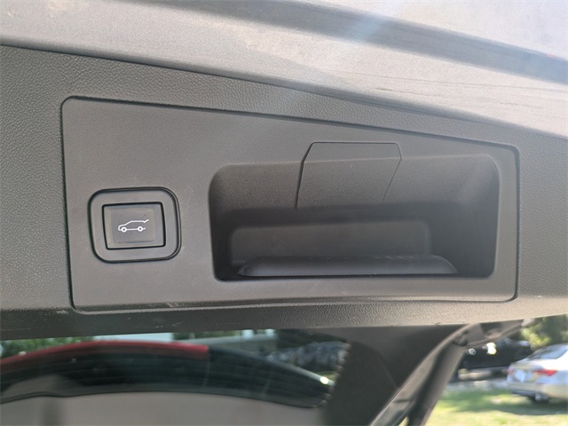 Vehicle image 14 of 32