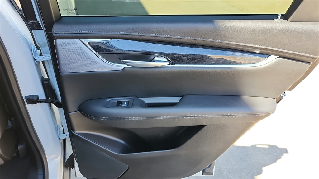 Vehicle image 25 of 44