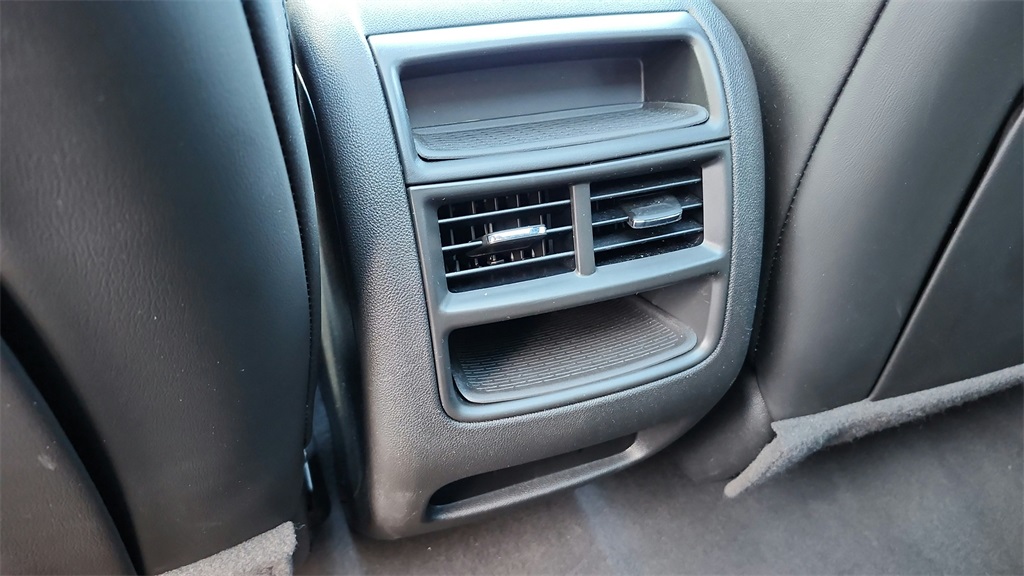 Vehicle image 31 of 44