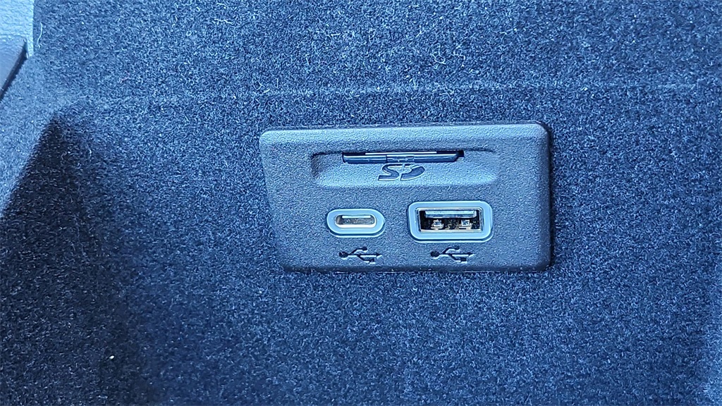 Vehicle image 32 of 44