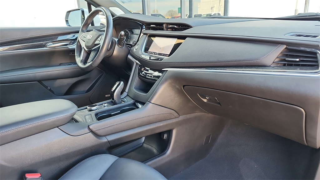 Vehicle image 16 of 44
