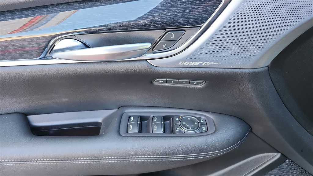 Vehicle image 27 of 44