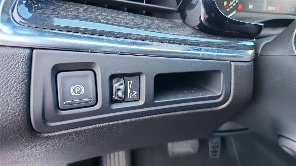 Vehicle image 40 of 44