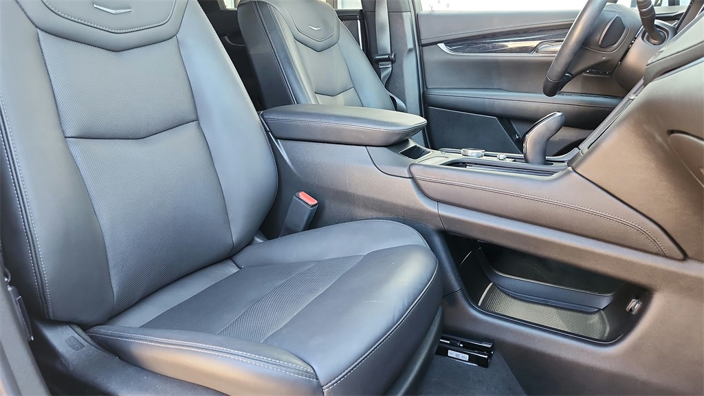 Vehicle image 14 of 44