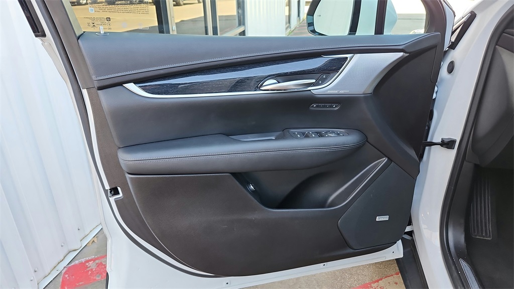 Vehicle image 26 of 44