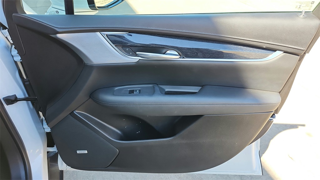Vehicle image 28 of 44