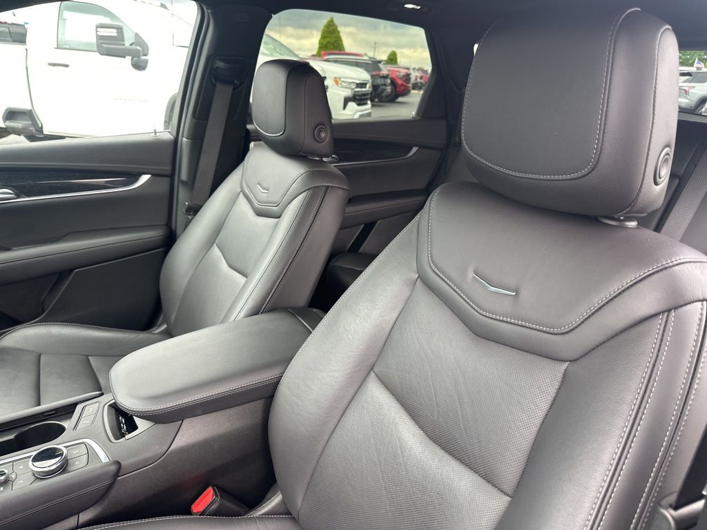 Vehicle image 21 of 34
