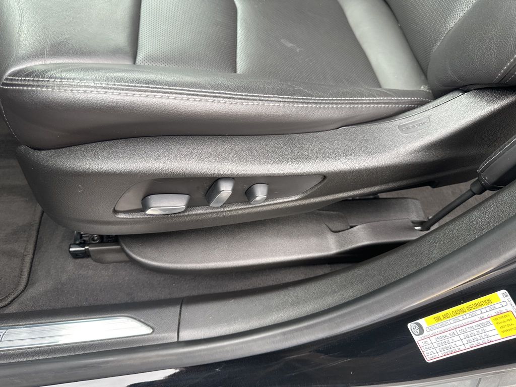 Vehicle image 23 of 34