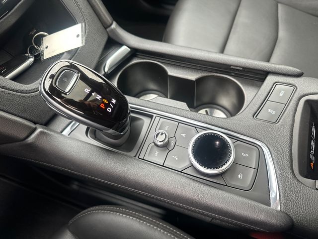 Vehicle image 29 of 32
