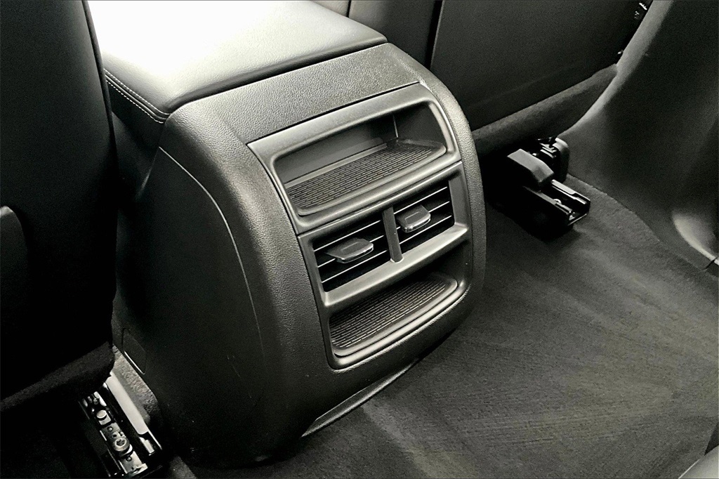 Vehicle image 23 of 31