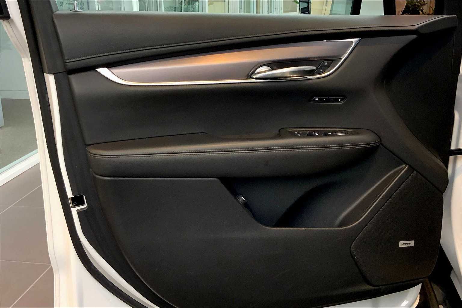 Vehicle image 21 of 32