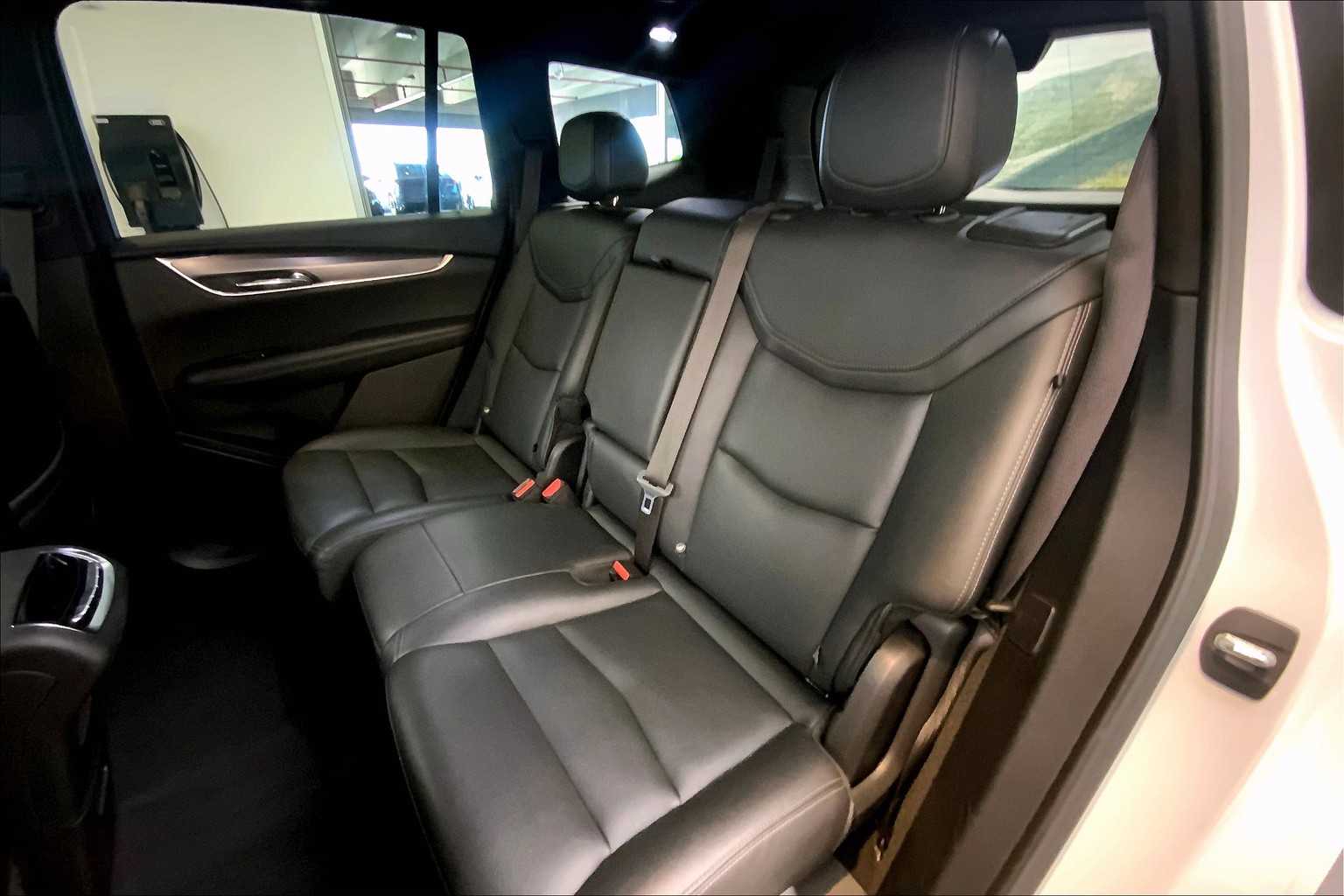 Vehicle image 10 of 32