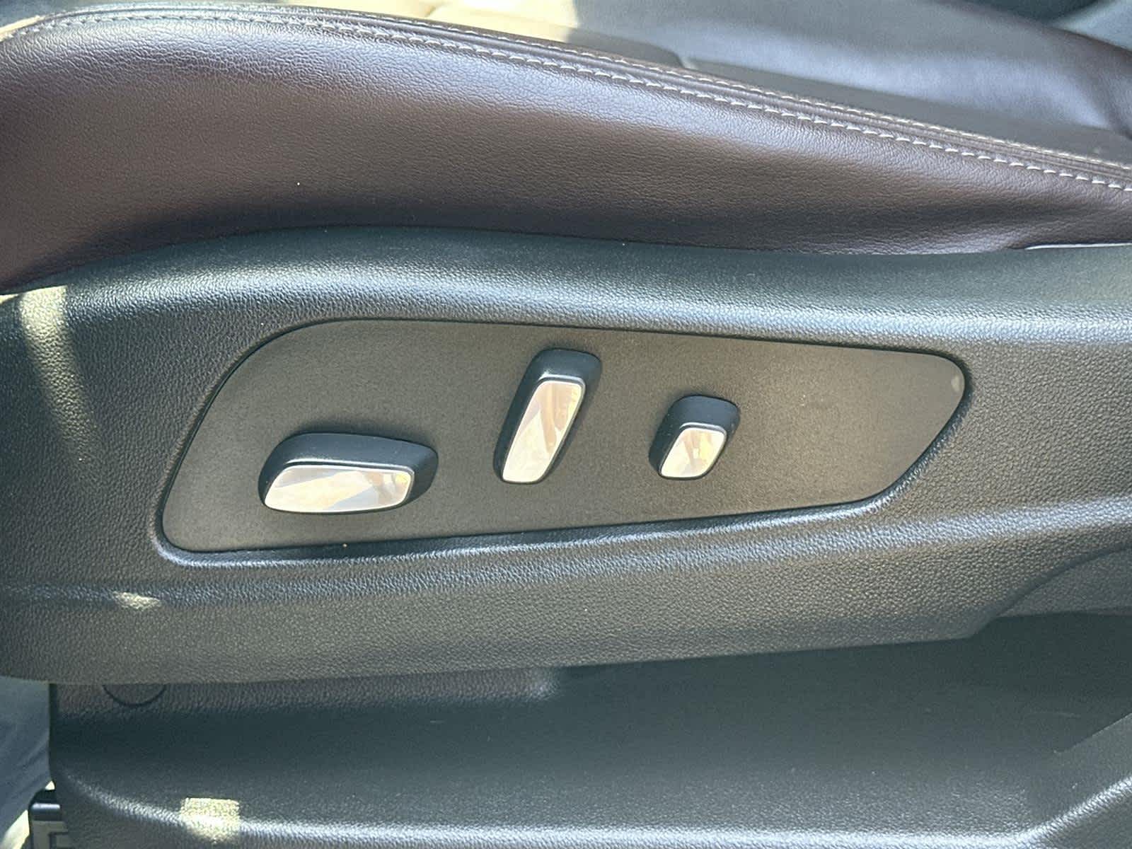 Vehicle image 21 of 32