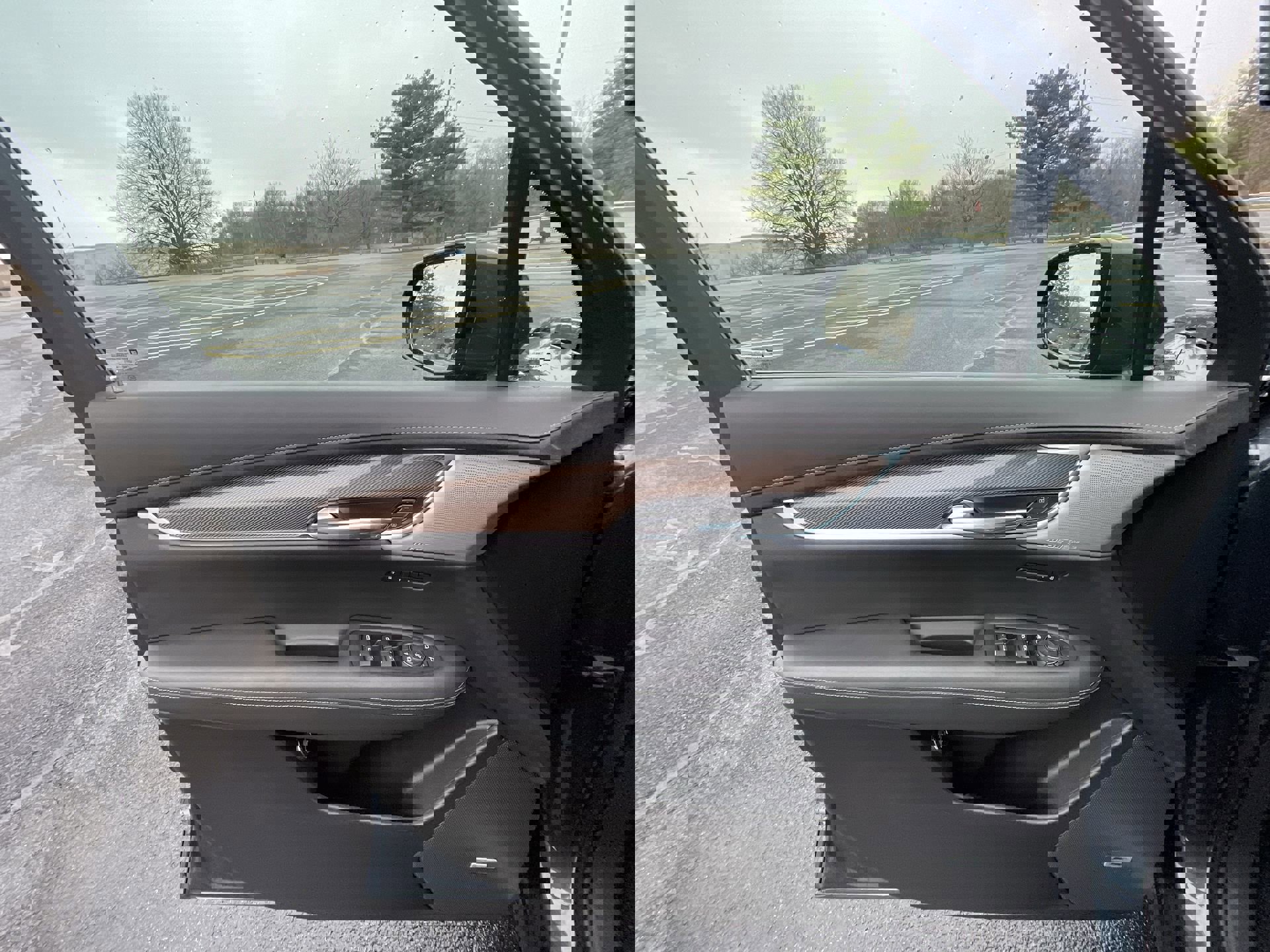 Vehicle image 23 of 36