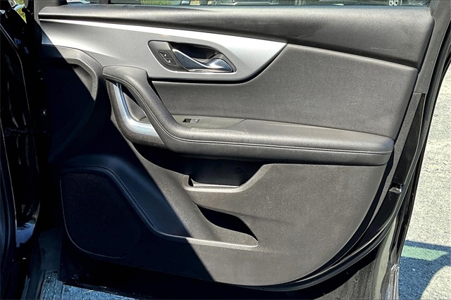 Vehicle image 21 of 32