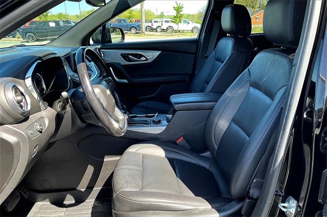 Vehicle image 10 of 32