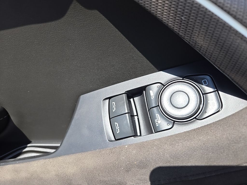 Vehicle image 32 of 53