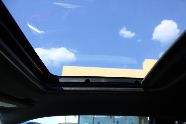 Vehicle image 32 of 40