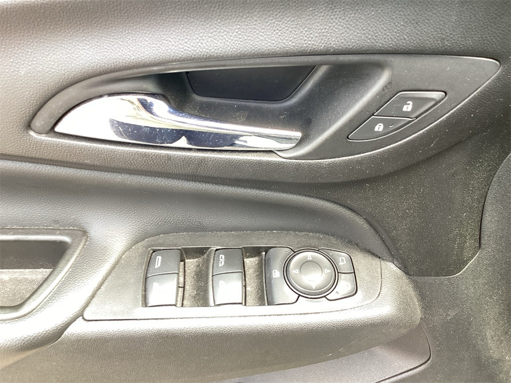 Vehicle image 17 of 21