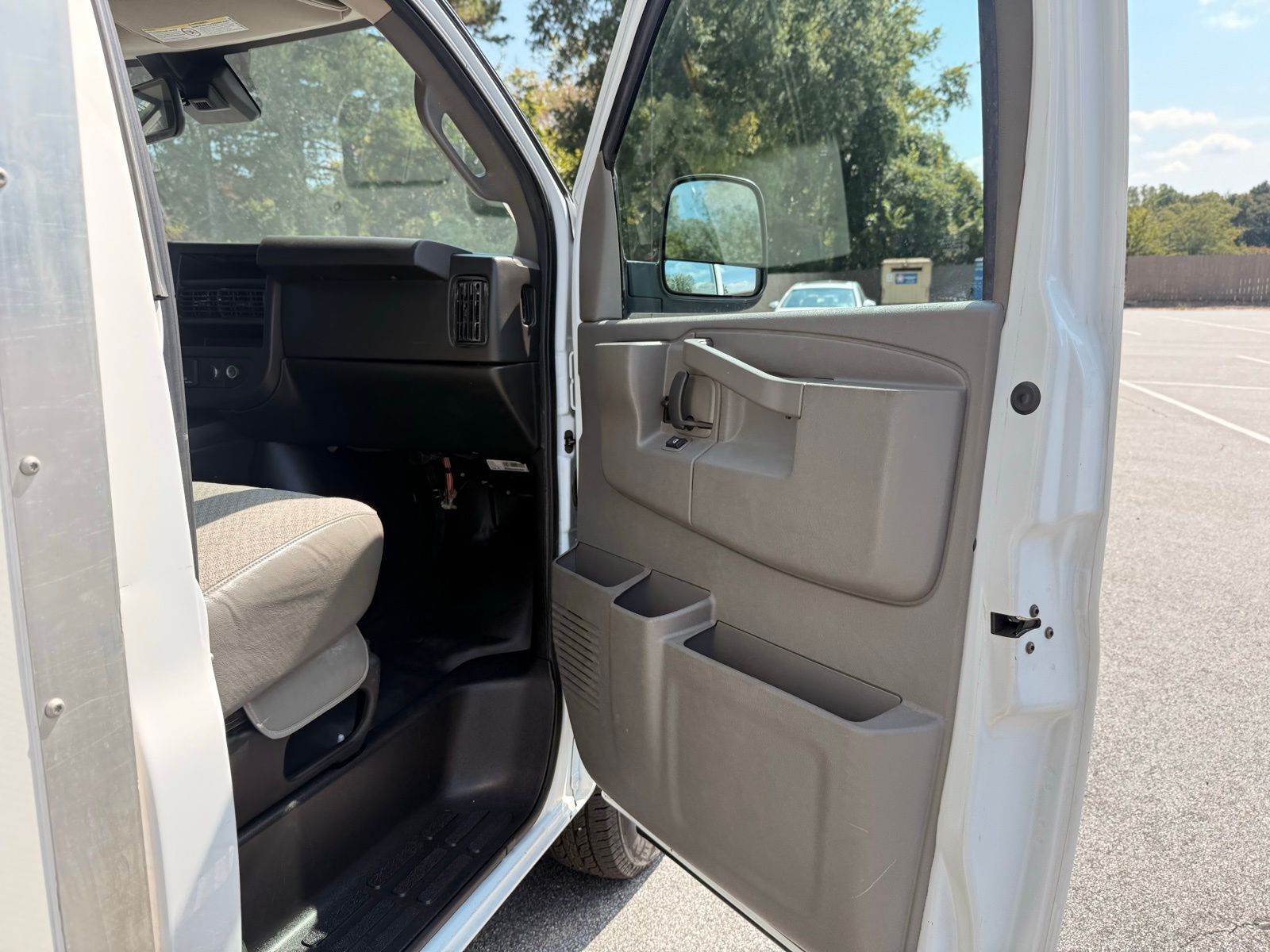 2021 Chevrolet Express Base Image 17 of 43