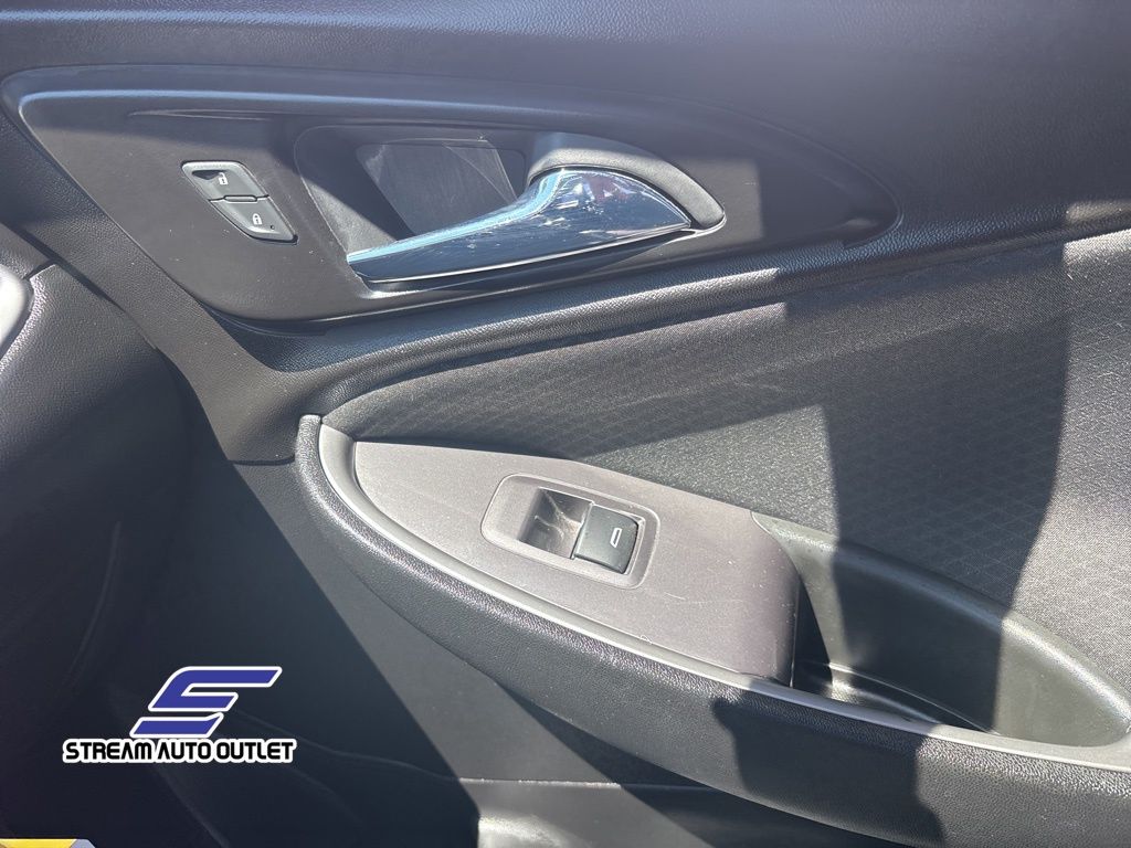 Vehicle image 10 of 32