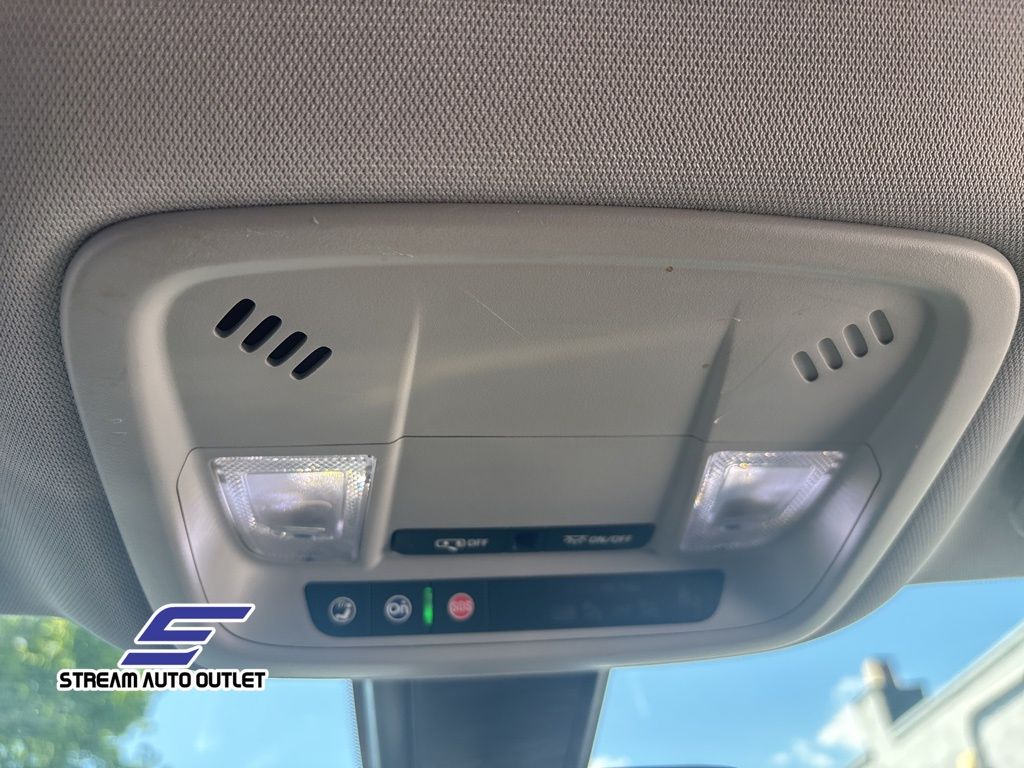 Vehicle image 25 of 32