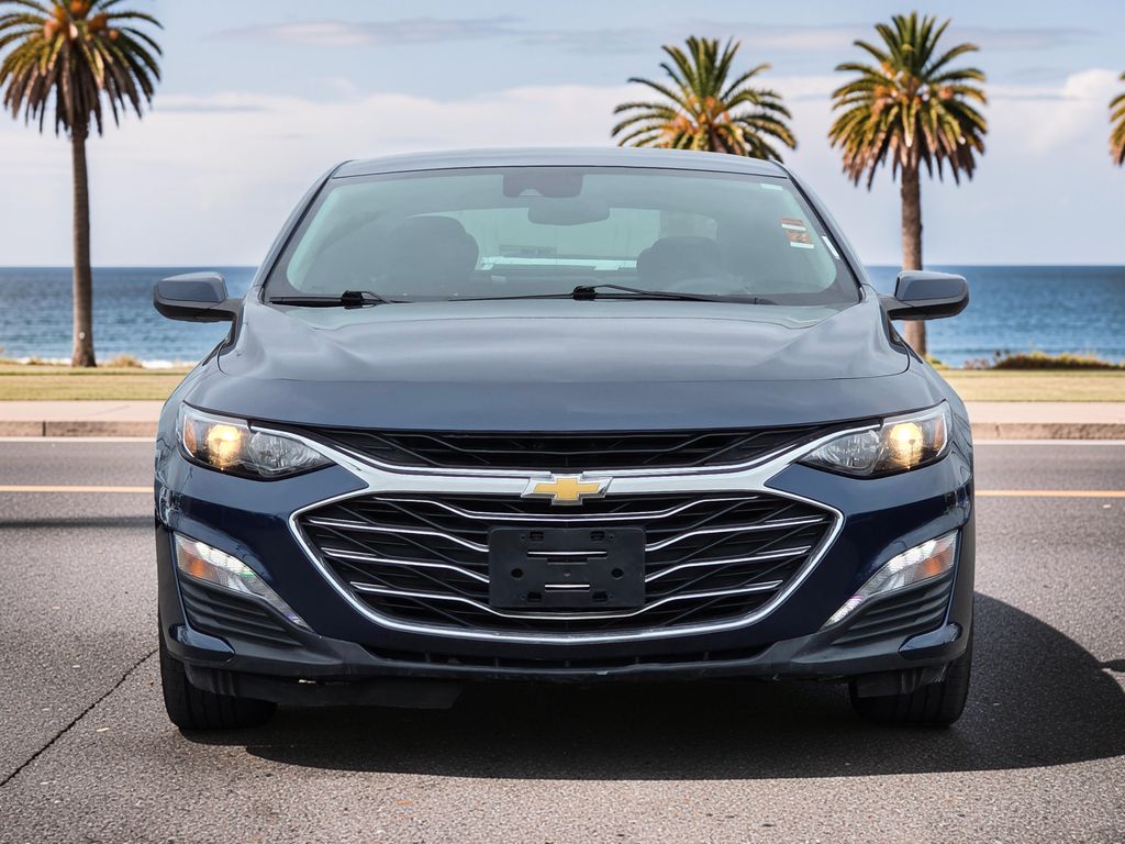 2021 Chevrolet Malibu LT Image 2 of 44