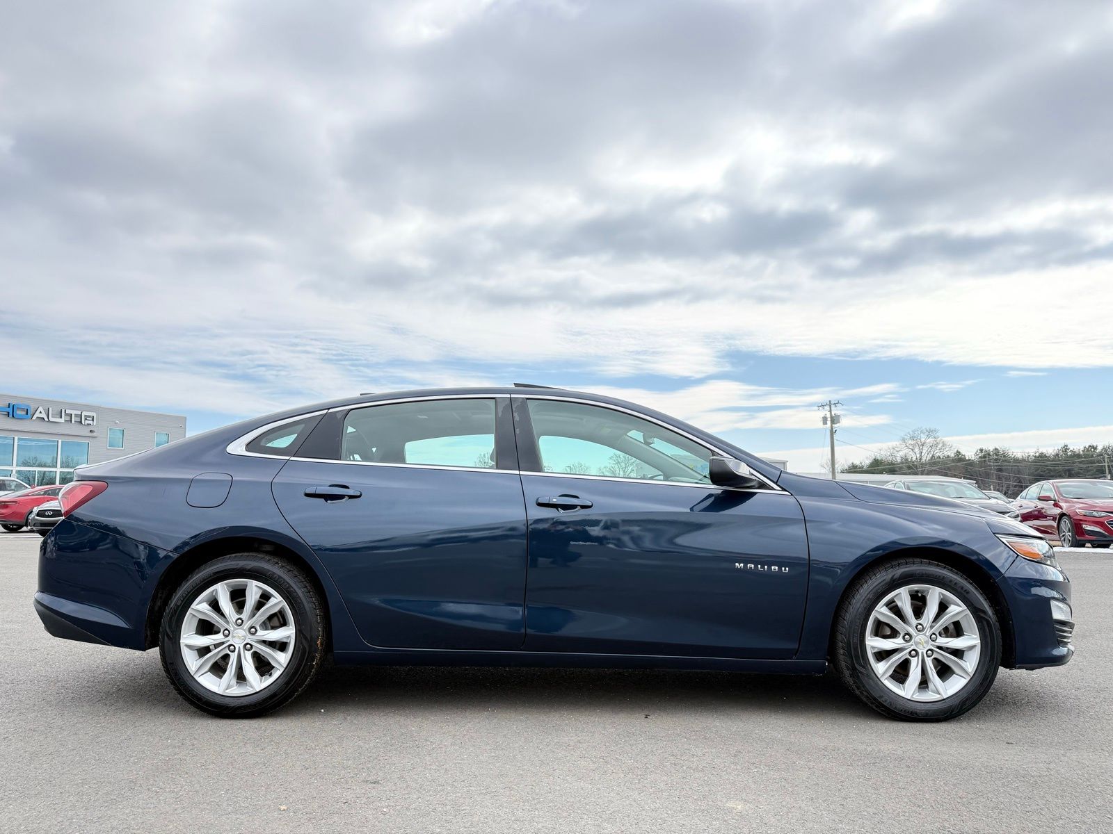 2021 Chevrolet Malibu LT Image 5 of 40