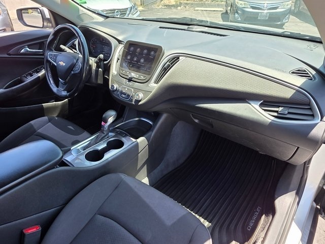 Vehicle image 17 of 40