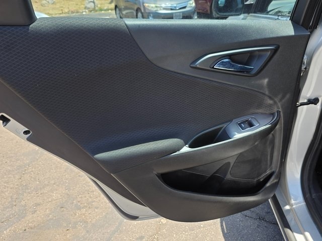 Vehicle image 33 of 40