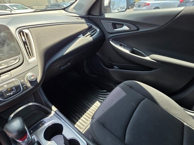 Vehicle image 21 of 40