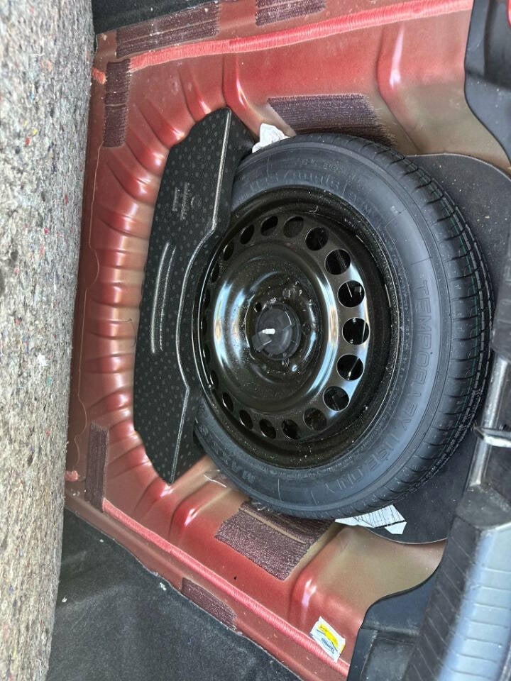 Vehicle image 25 of 40
