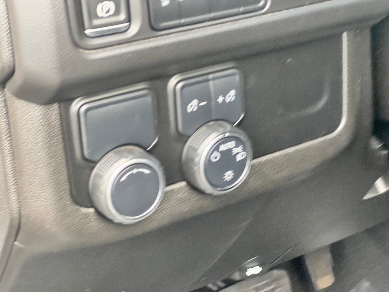 Vehicle image 27 of 33