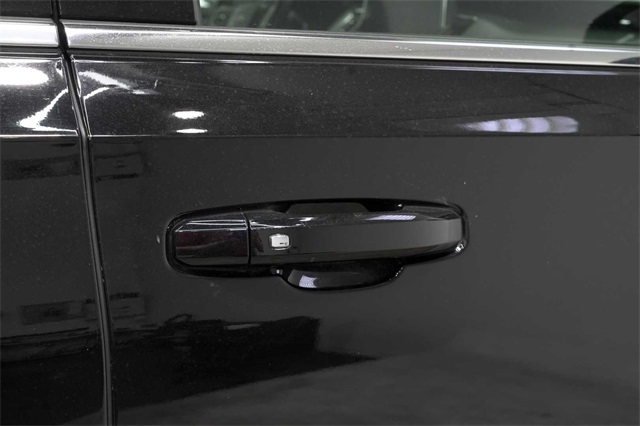 Vehicle image 27 of 32