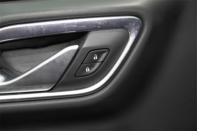 Vehicle image 22 of 32
