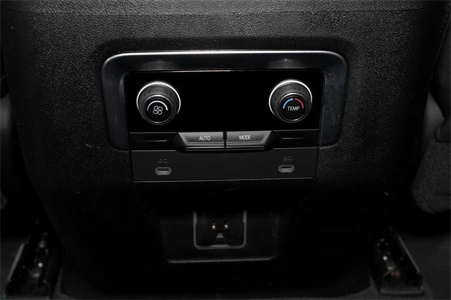 Vehicle image 25 of 32