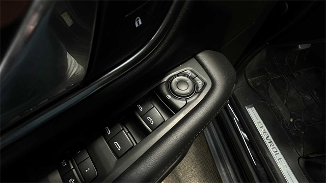 Vehicle image 33 of 34