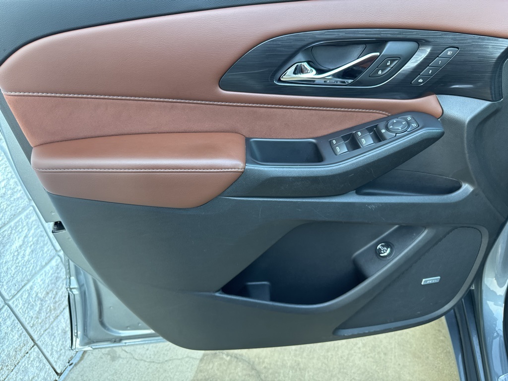 Vehicle image 21 of 42