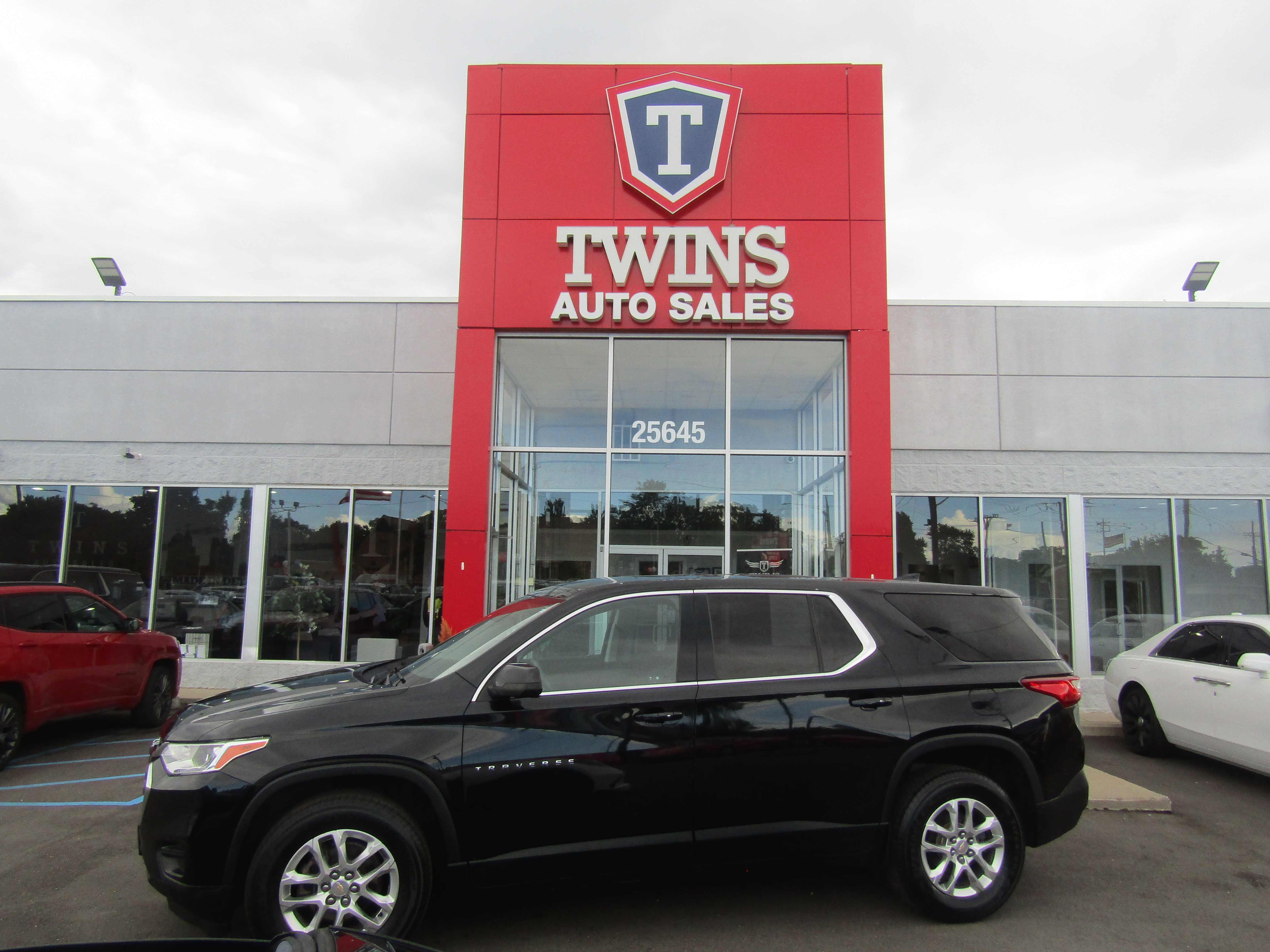 2021 Chevrolet Traverse LS Image 2 of 19