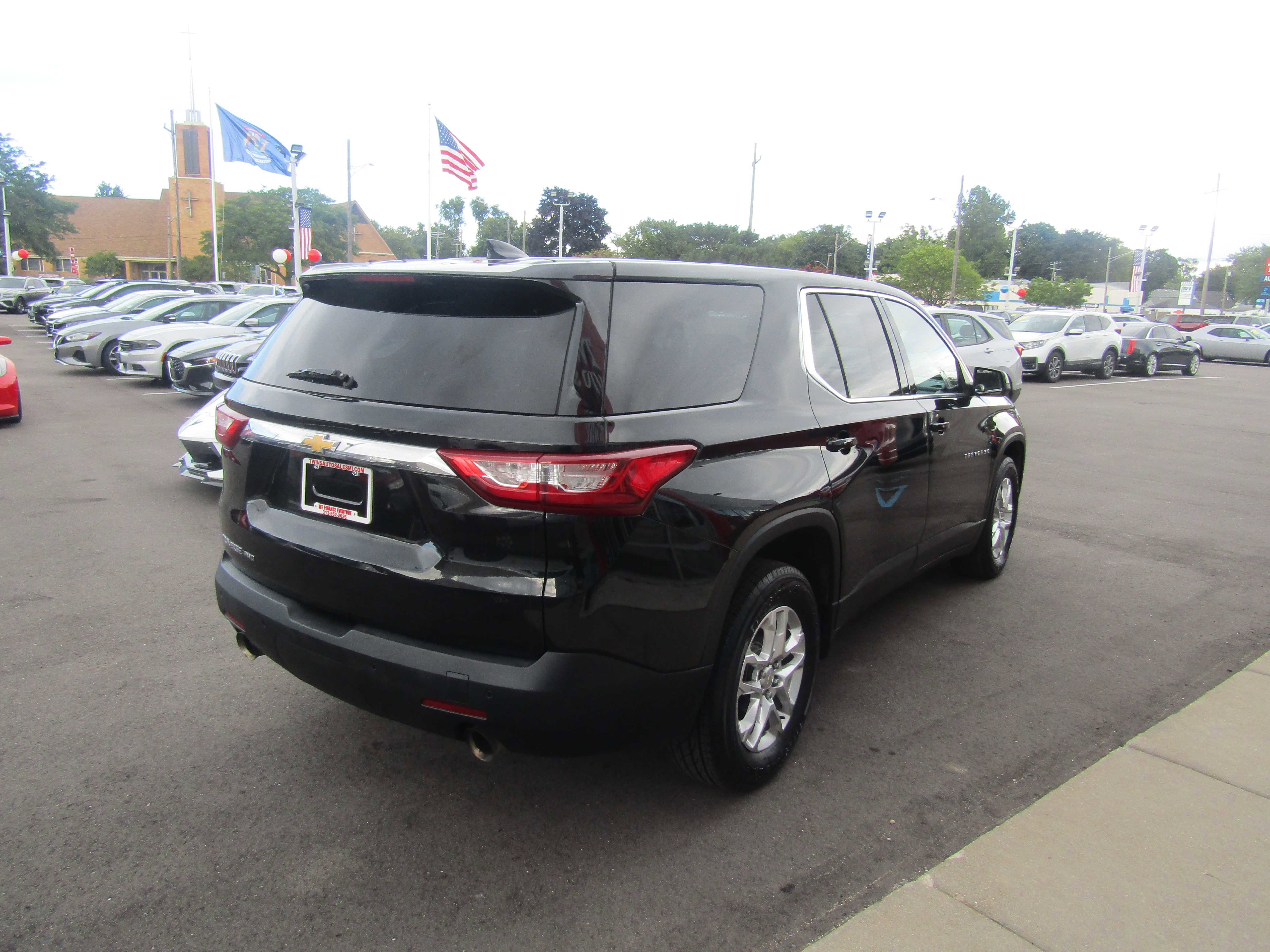 2021 Chevrolet Traverse LS Image 4 of 19