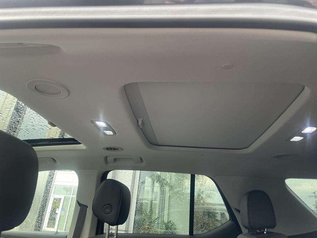 Vehicle image 17 of 21