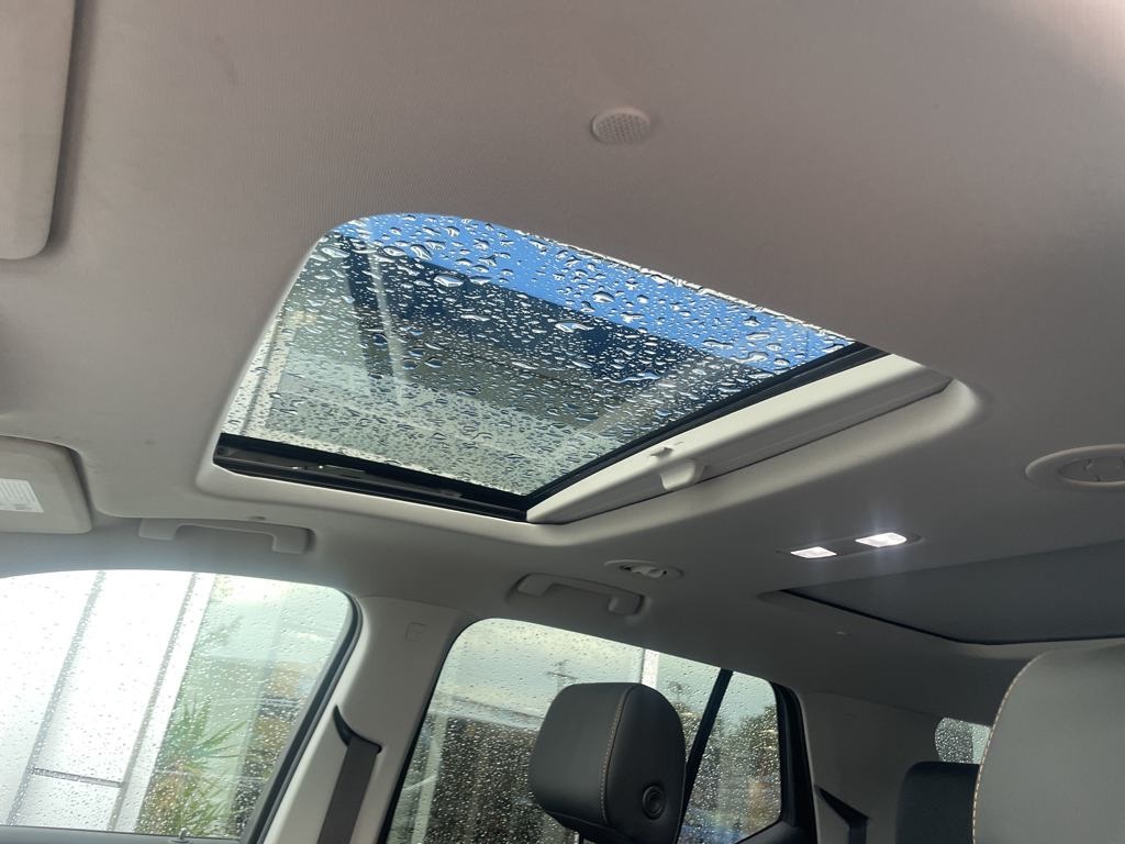 Vehicle image 14 of 21