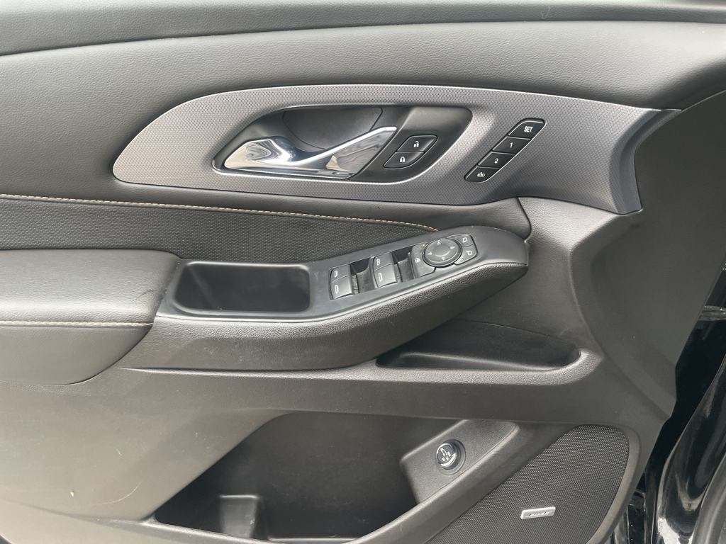 Vehicle image 13 of 21